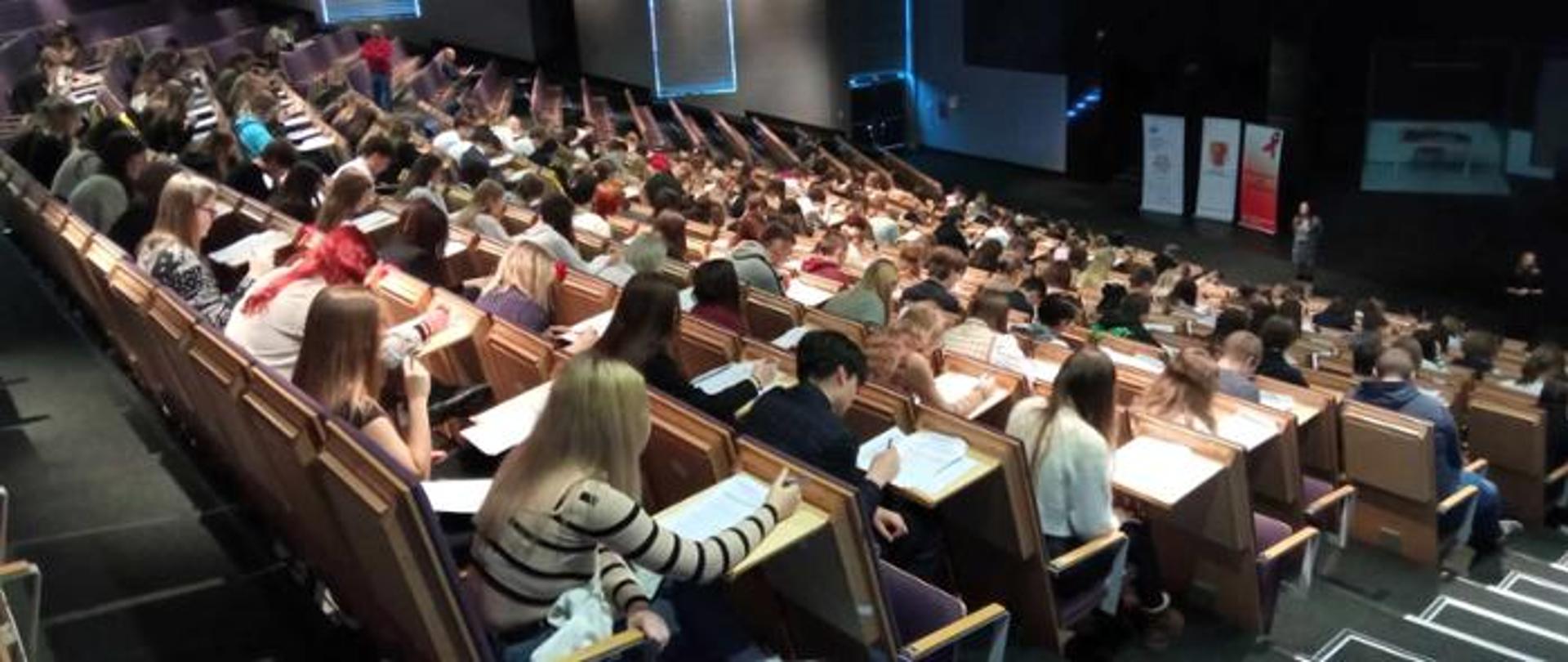 Zdjęcie osób siedzących w auli