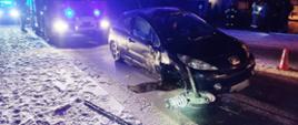 Uszkodzony samochód osobowy na drodze