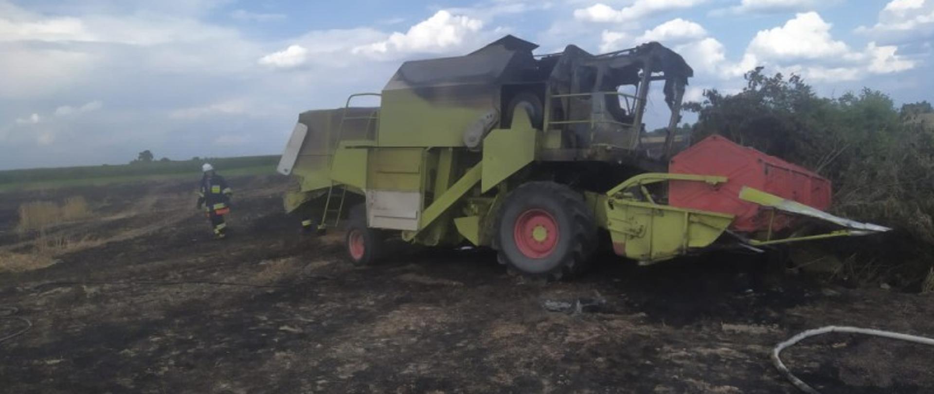 Żniwa na Kujawach – pożar kombajnu i straty w uprawie w Sobiczewie
