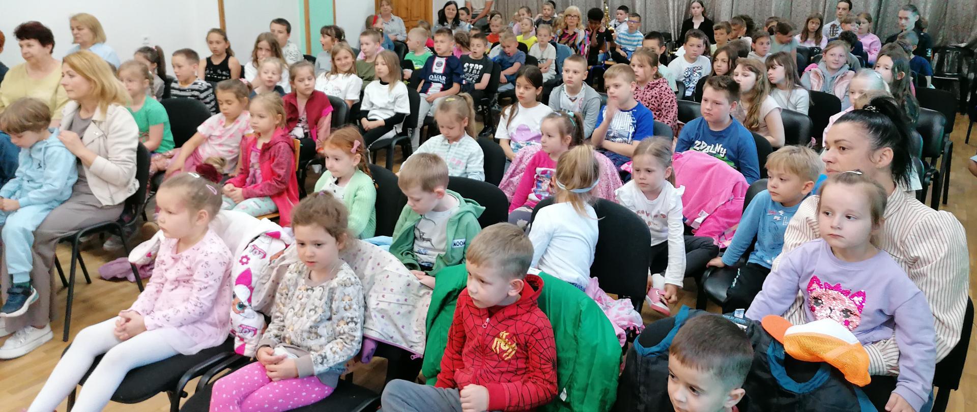 Zdjęcie przedstawiające wykonawców koncertu w ramach organizacji poranków muzycznych dla szkół i przedszkoli, które odbyły się 20 i 21 maja 2025 r. w auli szkoły.