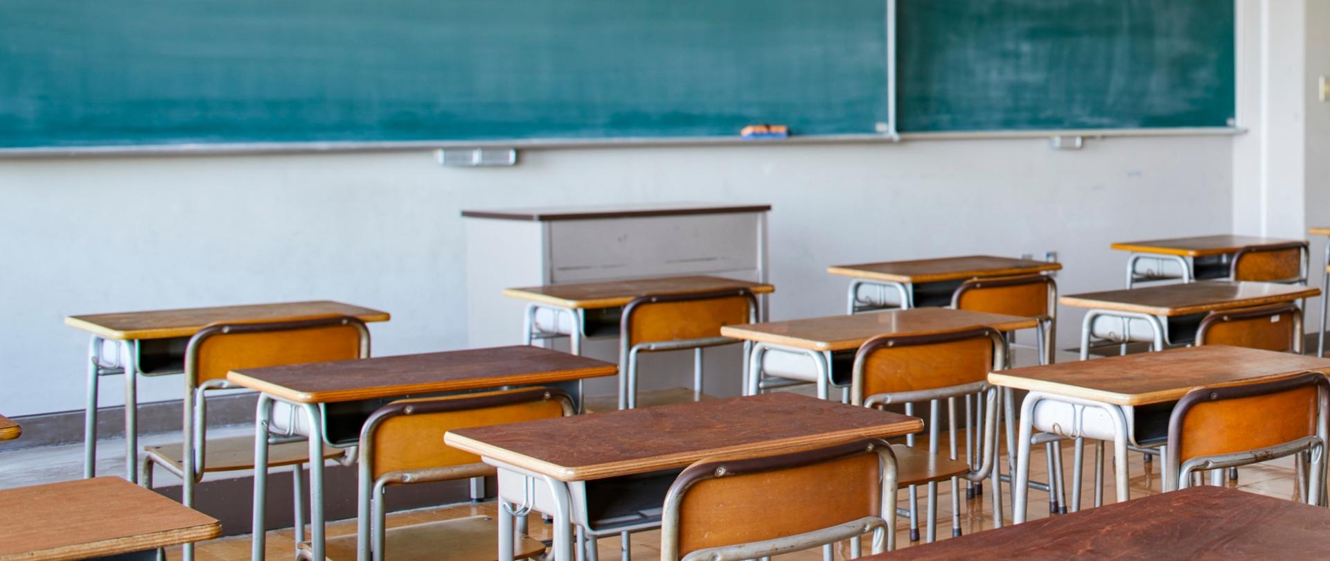 klasa szkolna - ławki w tle tablica