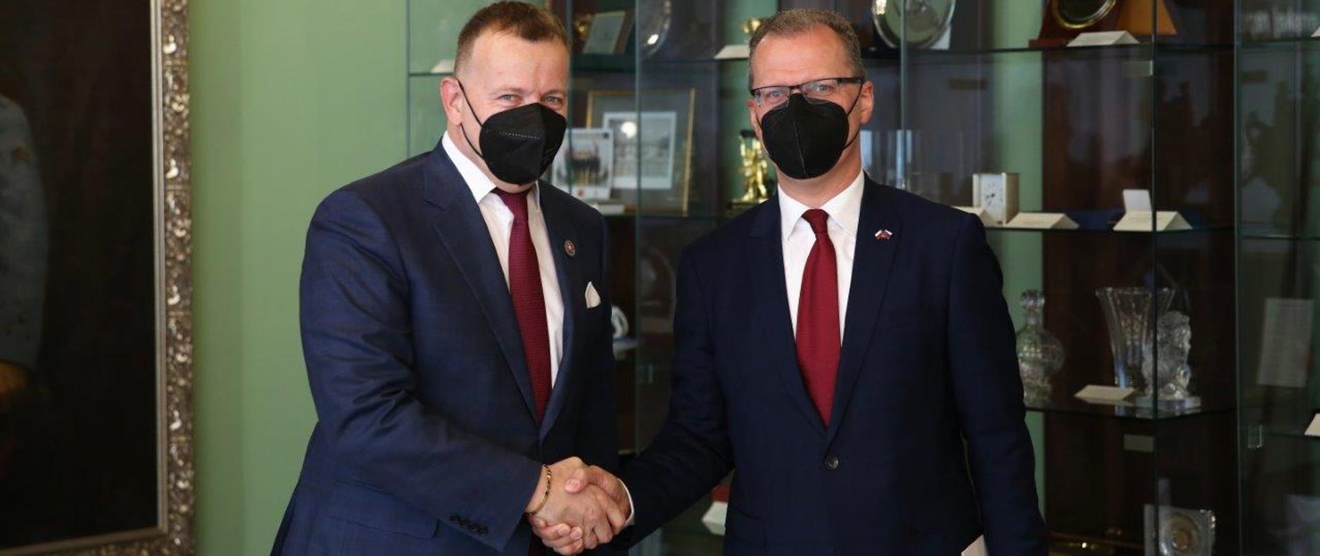Uściska dłoni ambasadora Krzysztofa Strzałki i przewodniczącego Rady Narodowej Słowacji Borisa Kollára