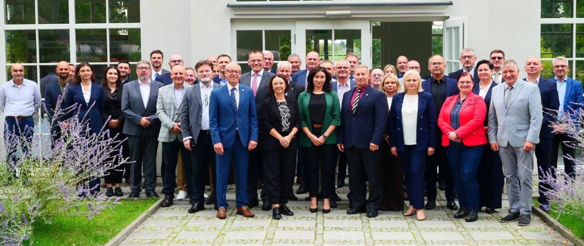 Kilkadziesiąt osób pozuje do zdjęcia