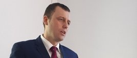 Wiceminister Mikołaj Wild podczas konferencji prasowej
