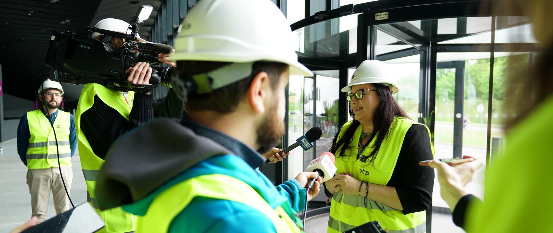 Na zdjęciu wiceminister Małgorzata Jarosińska-Jedynak w trakcie udzielania wywiadu grupie dziennikarzy. 