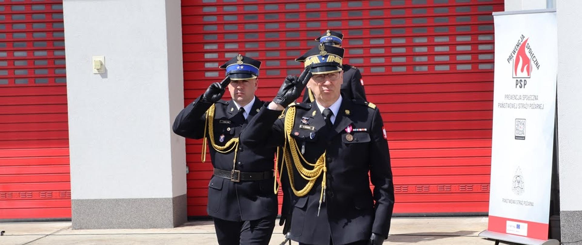 Zdjęcie przedstawia Lubuskiego Komendanta Wojewódzkiego wraz z dowódcą uroczystości podczas witania się z pododdziałami.