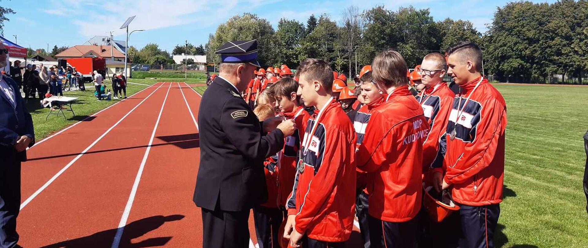 Na zdjęciu Komendant Powiatowy PSP w Pabianicach, st. bryg. Władysław Duraj wręcza medale MDP Kudrowice.