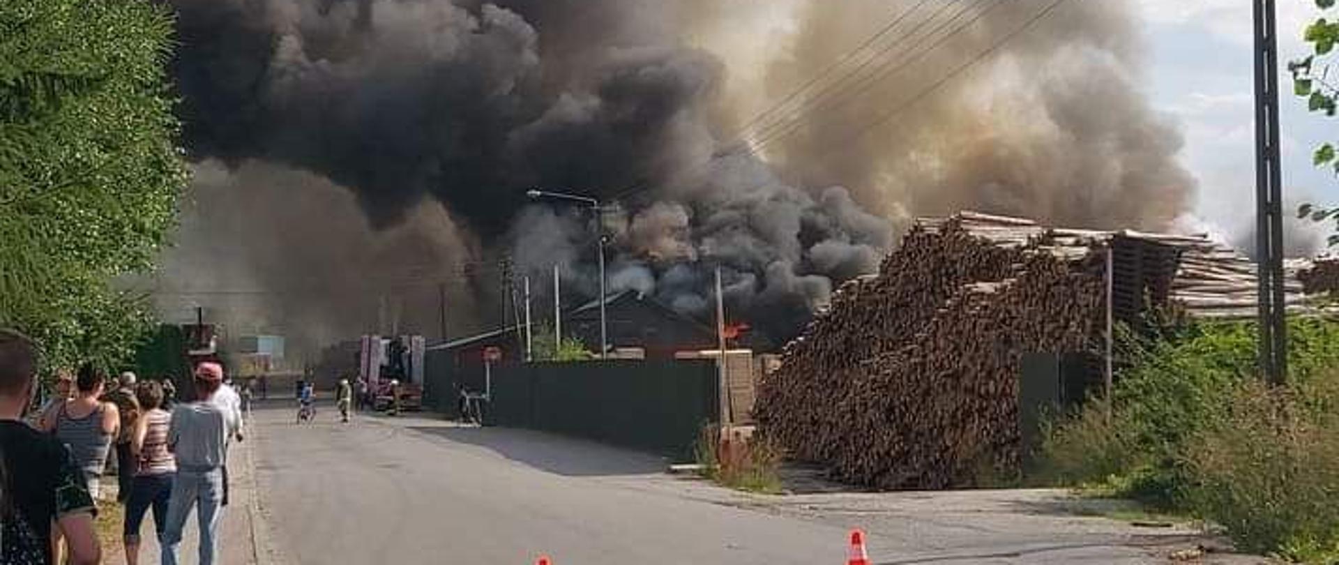Zdjęcia przedstawiają pożar tartaku w Bystrej Podhalańskiej