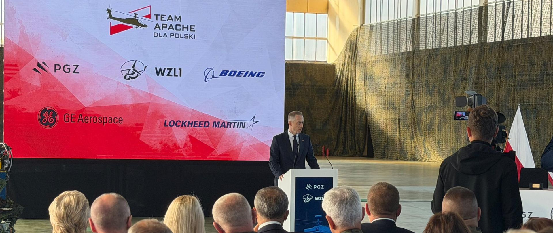 W poniedziałek (28 września 2026 r.), w Dęblinie, wiceminister obrony narodowej Cezary Tomczyk uczestniczył w uroczystości podpisania umowy z firmą GE Aerospace dot. serwisowania silników w ramach programu zakupu śmigłowców AH-64 oraz prezentacji Team Apache dla Polski.
