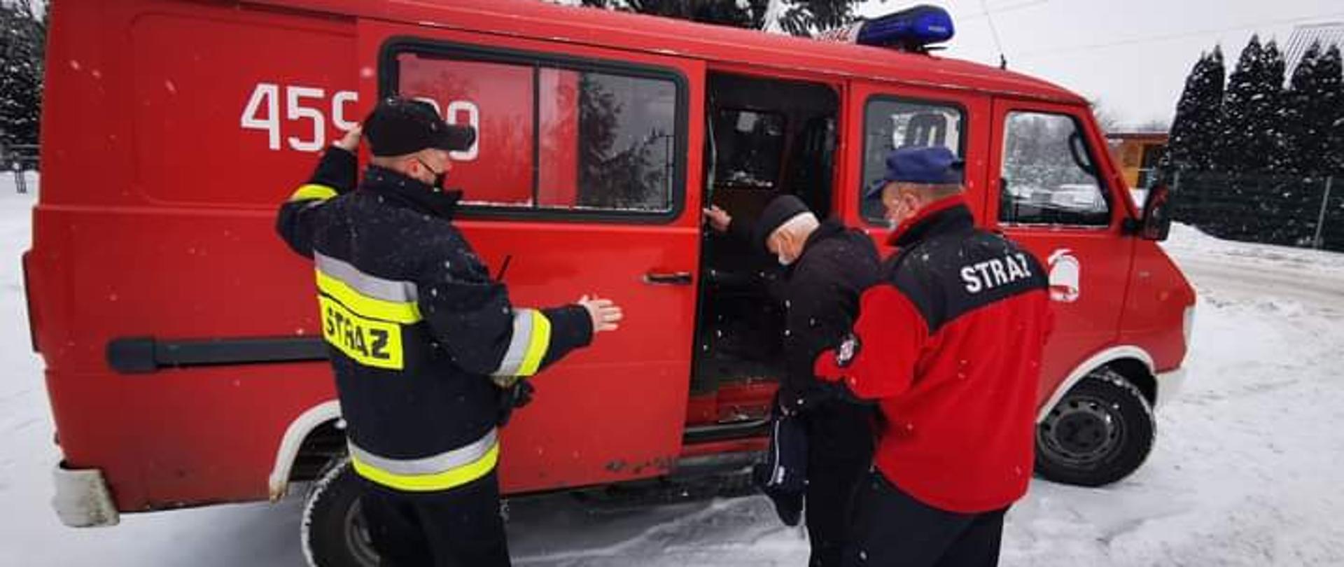 Ostrowieccy strażacy pomagają starszym osobom w dotarciu do punktów szczepień.