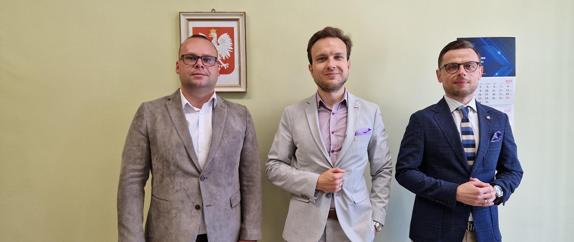 Zdjęcie przedstawia trzech uczestników wizytacji Wicewojewody Dolnośląskiego w wałbrzyskiej delegaturze Inspekcji Handlowej.