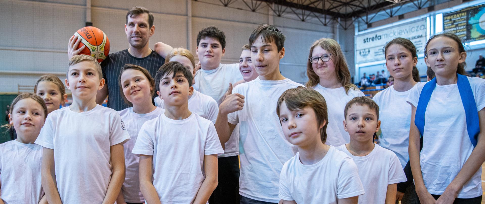 Kontynuujemy akcję #RośnijZdrowo - wspólna lekcja WF w Skierniewicach!