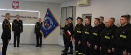 Uroczysta zbiórka. Na pierwszym planie sztandar KP PSP w Radomsku.