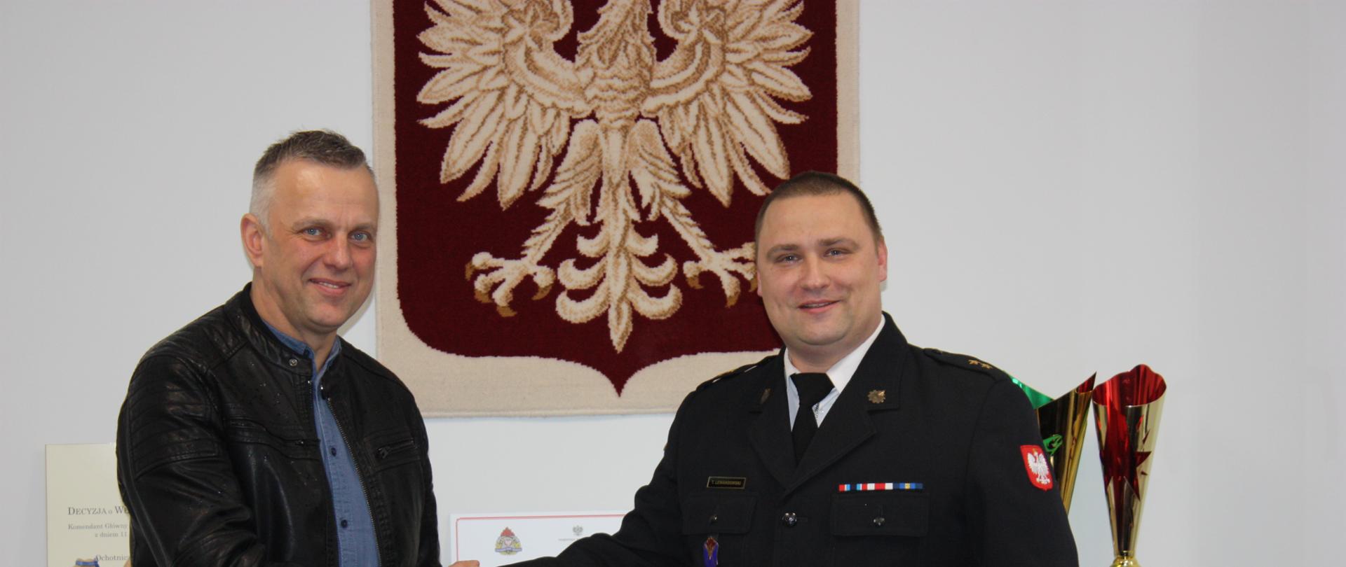 Na zdjęciu wójt gminy Tarnówka oraz komendant powiatowy PSP w Złotowie.