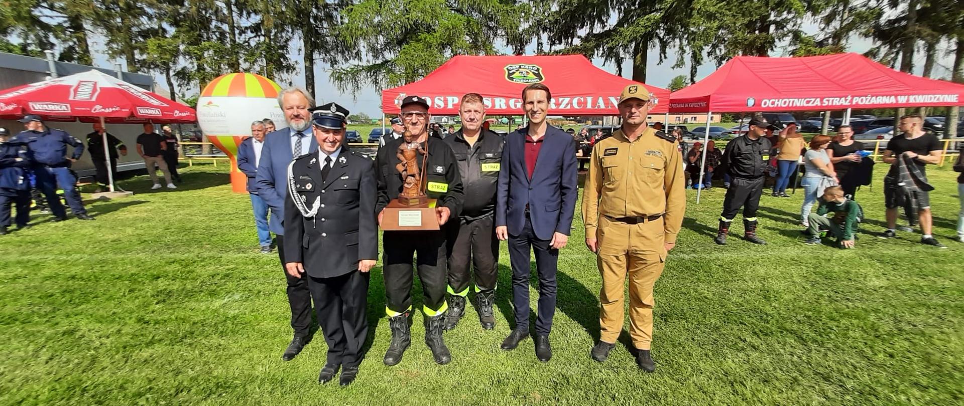 Organizatorzy i goście obecni podczas zawodów sportowo-pożarniczych Ochotniczych Straży Pożarnych w Trzcianie.