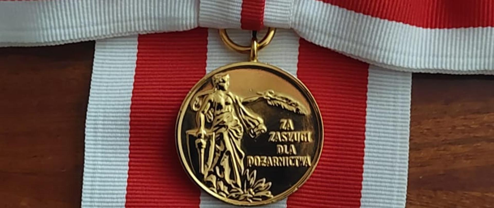 medal złoty na stole