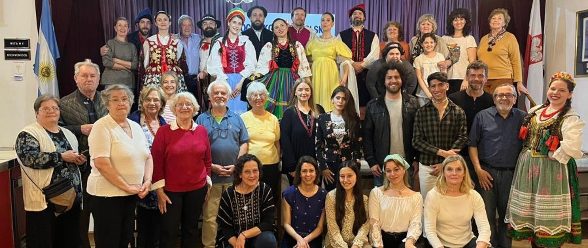 En el Hogar Polaco, el grupo folclórico "Nasz Balet" presentó cinco danzas nacionales que forman parte del patrimonio inmaterial de Polonia, incluido en la prestigiosa lista de la UNESCO. La bailarinas y los bailarines ataviados con trajes folclóricos que representaban Łowicz, Cracovia, Rzeszów, Kujawy y Podhale, bailaron el kujawiak, la mazurca, el krakowiak, el oberek y la polonesa. 