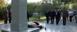 Złożenie wieńca przez ministra Pawła Solocha pod pomnikiem ku czci żołnierzy Armii Gen. Andersa i polskiej ludności cywilnej w Taszkencie