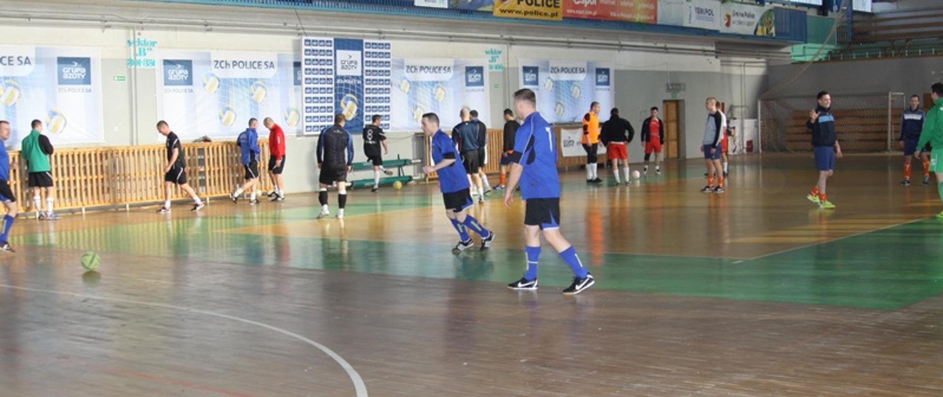 Zdjęcie przedstawia mecz piłki nożnej na hali