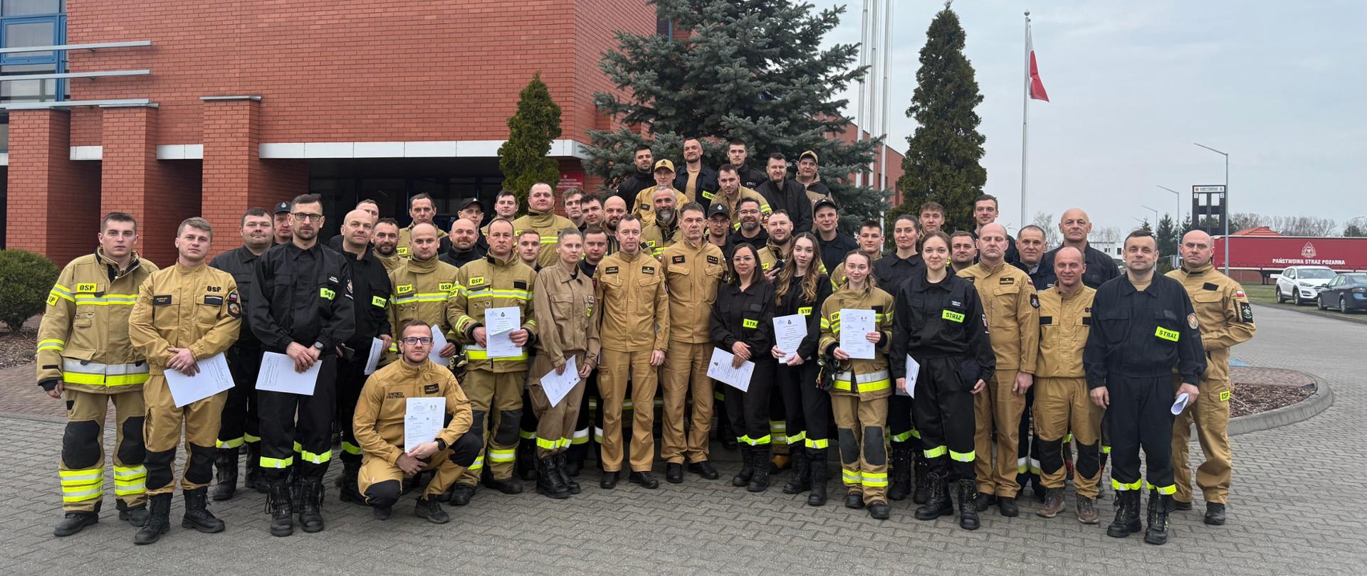 Kursanci z prowadzącymi zajęcia