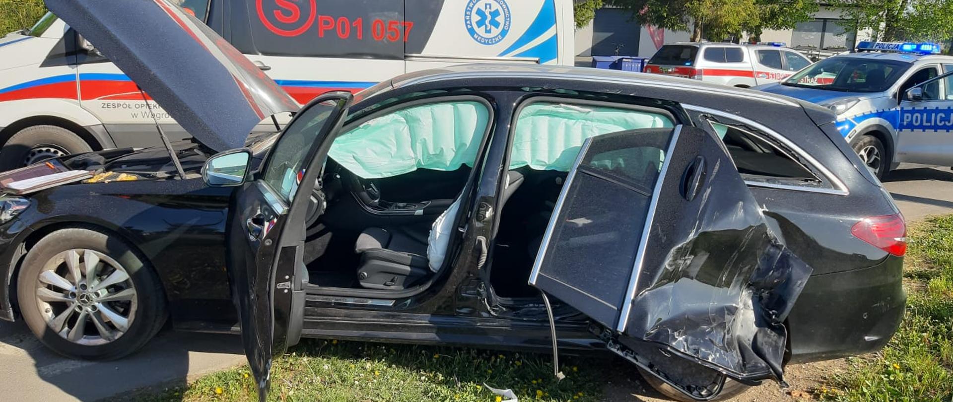 Na zdjęciu widać rozbity pojazd 