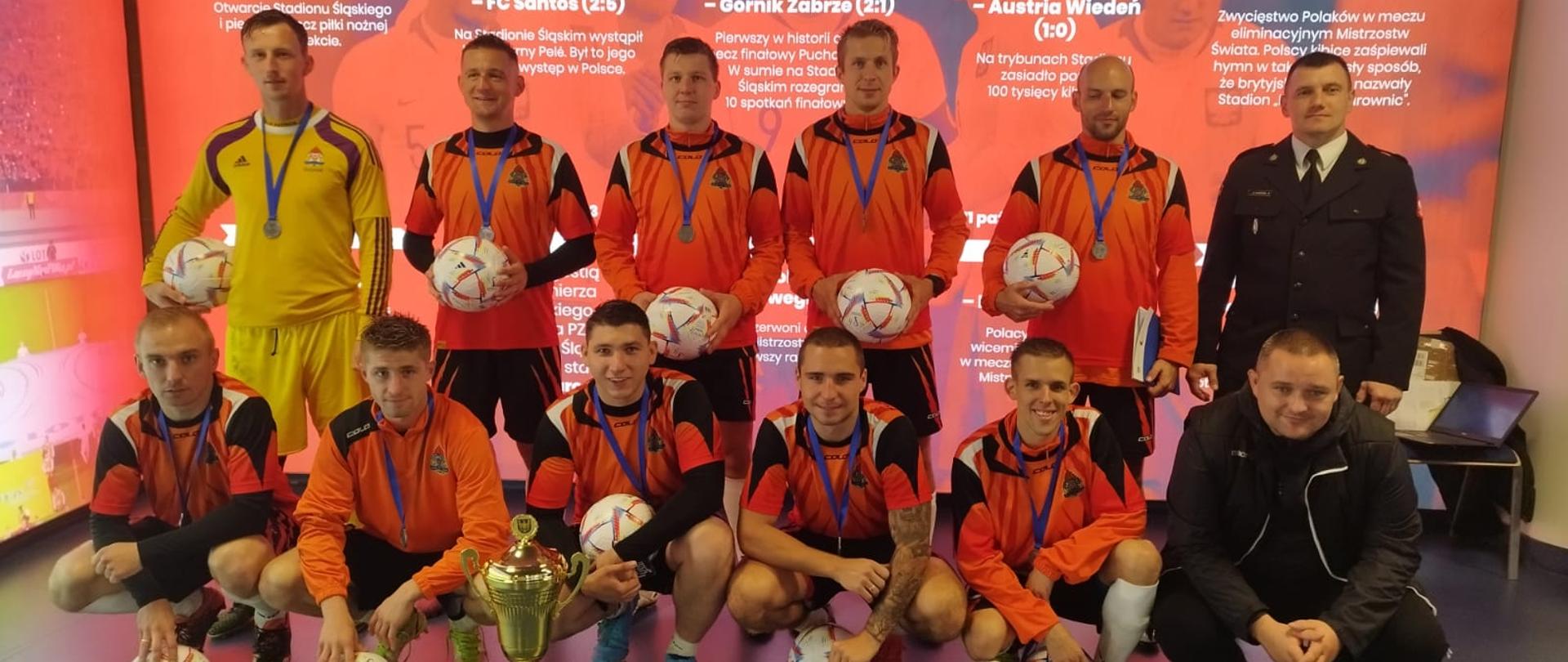 Reprezentacja Komendy Wojewódzkiej PSP w Katowicach prezentująca zdobyty podczas turnieju puchar 