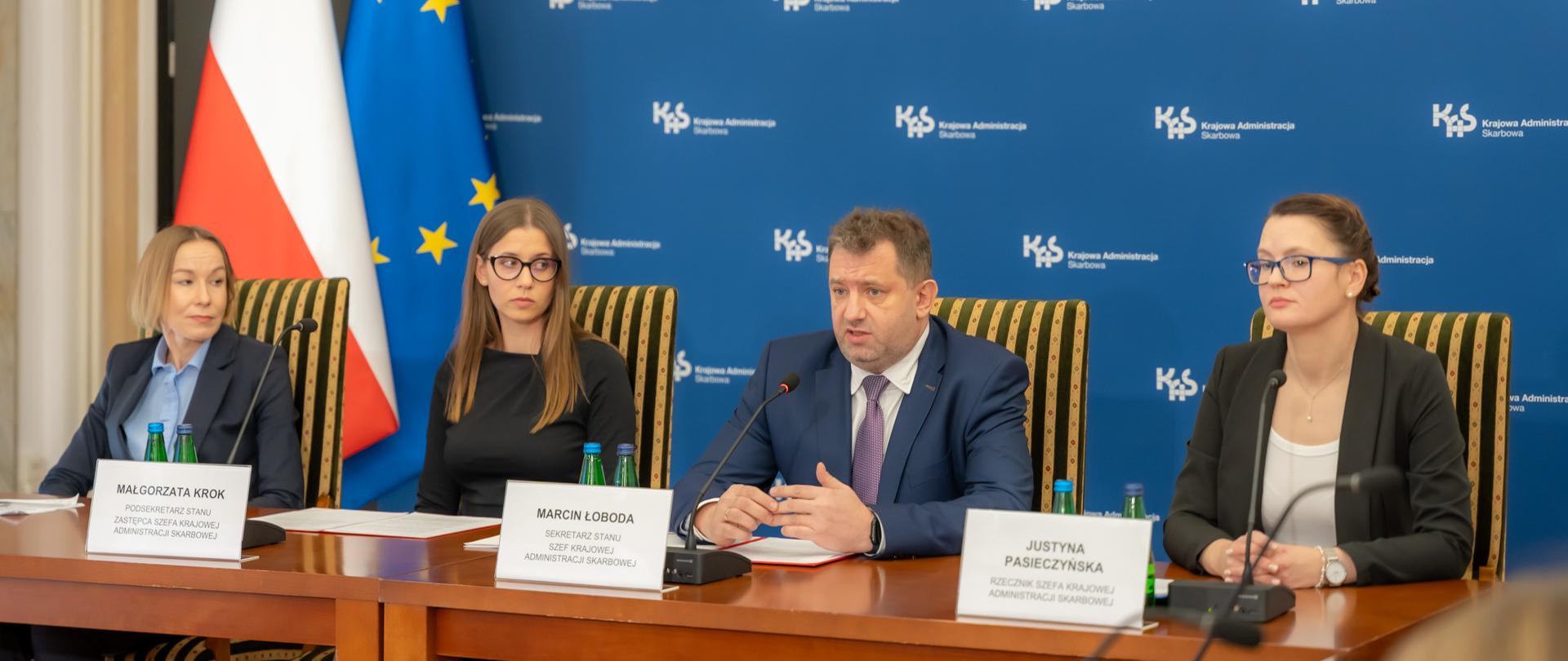 Przedstawiciele Ministerstwa Finansów, kierownictwa krajowej Administracji Skarbowej, podczas konferencji prasowej.