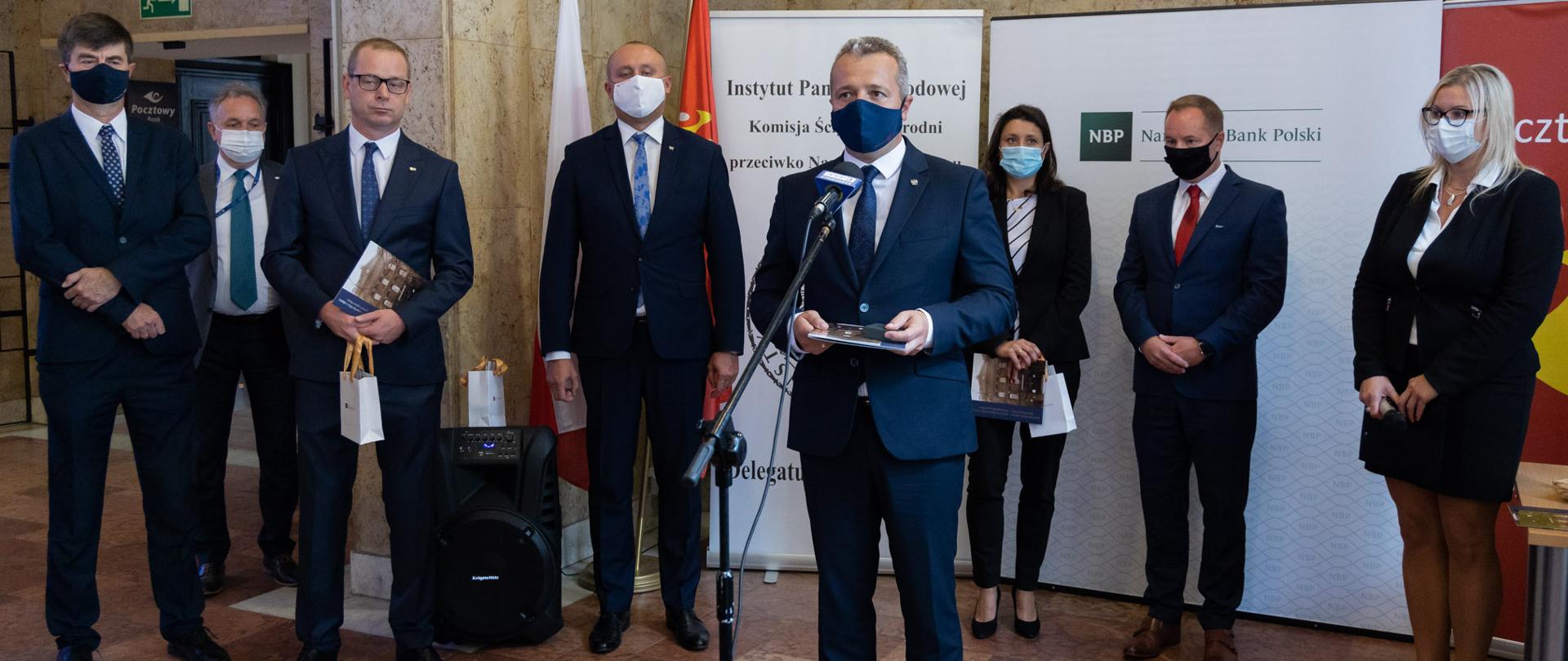 Na zdjęciu przemawia wojewoda kujawsko-pomorski Mikołaj Bogdanowicz. W tle organizatorzy.