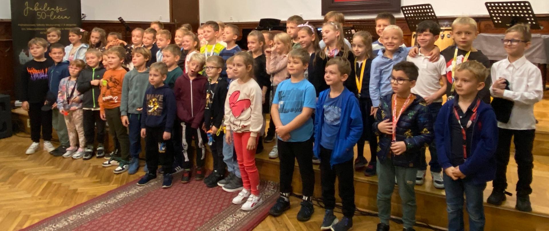 dzieci uczestniczące w poranku muzycznym na auli Państwowej Szkoły Muzycznej w Mielcu