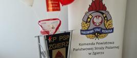 Zdjęcie przedstawia logo Komendy Powiatowej Państwowej Straży Pożarnej w Zgierzu , balony na których widnieje napis: zostań dawcą szpiku 