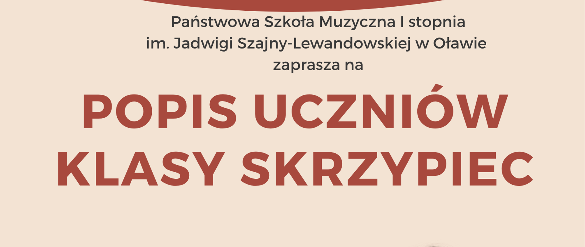 Plakat na beżowym tle. Na środku strony informacje o terminie i miejscu popisu klasy skrzypiec Pani Marii Surówki. W prawym dolnym rogu dziewczynka w białej koszuli stoi i gra smyczkiem na brązowych skrzypcach. 