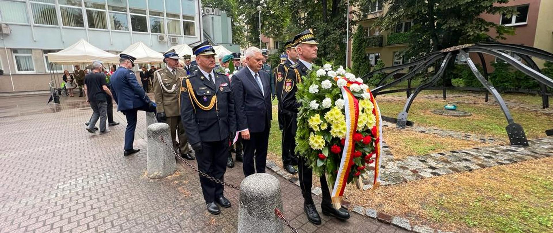 Komendant Miejski Państwowej Straży Pożarnej w Białymstoku razem z Prezydentem Miasta składają wieniec