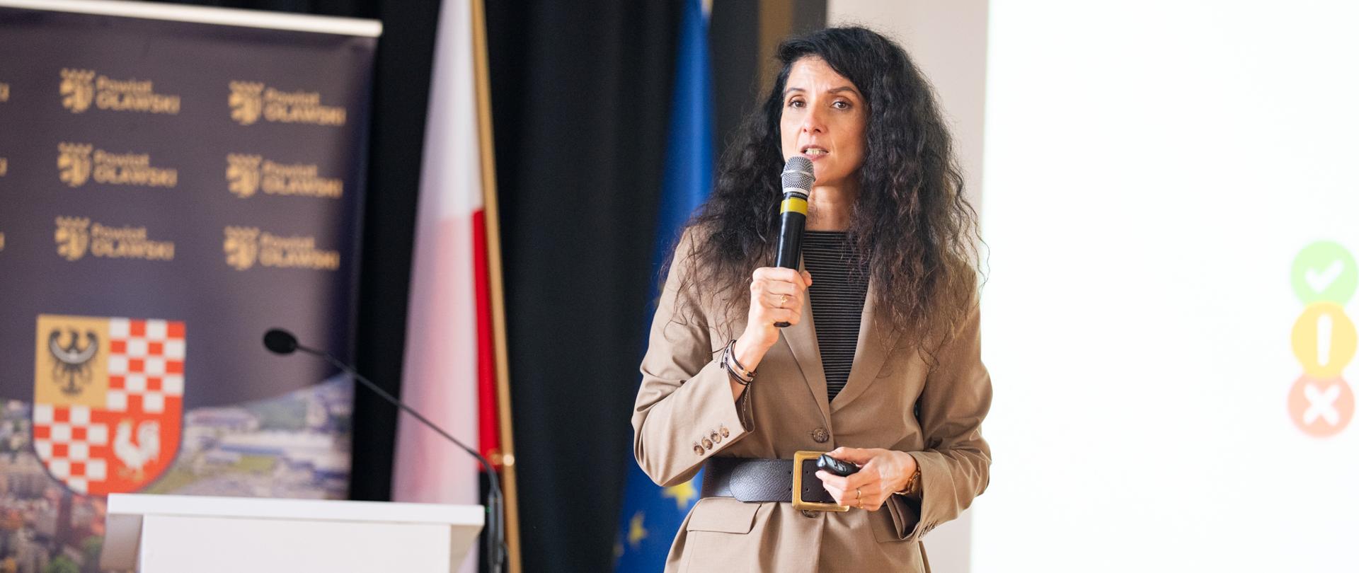 Wojewoda przemawia podczas spotkania w Oławie 