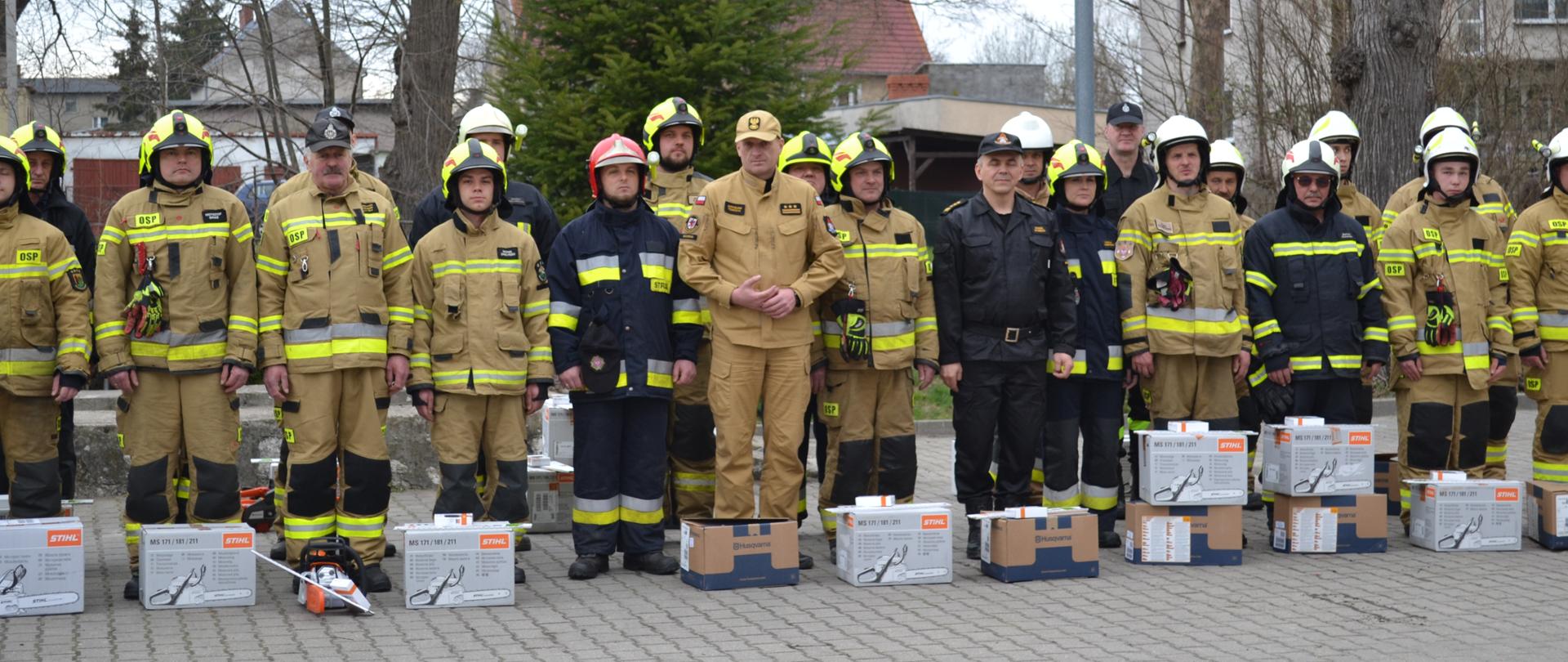 Zdjęcie pamiątkowe z okazji przekazania pilarek jednostkom OSP z powiatu drawskiego