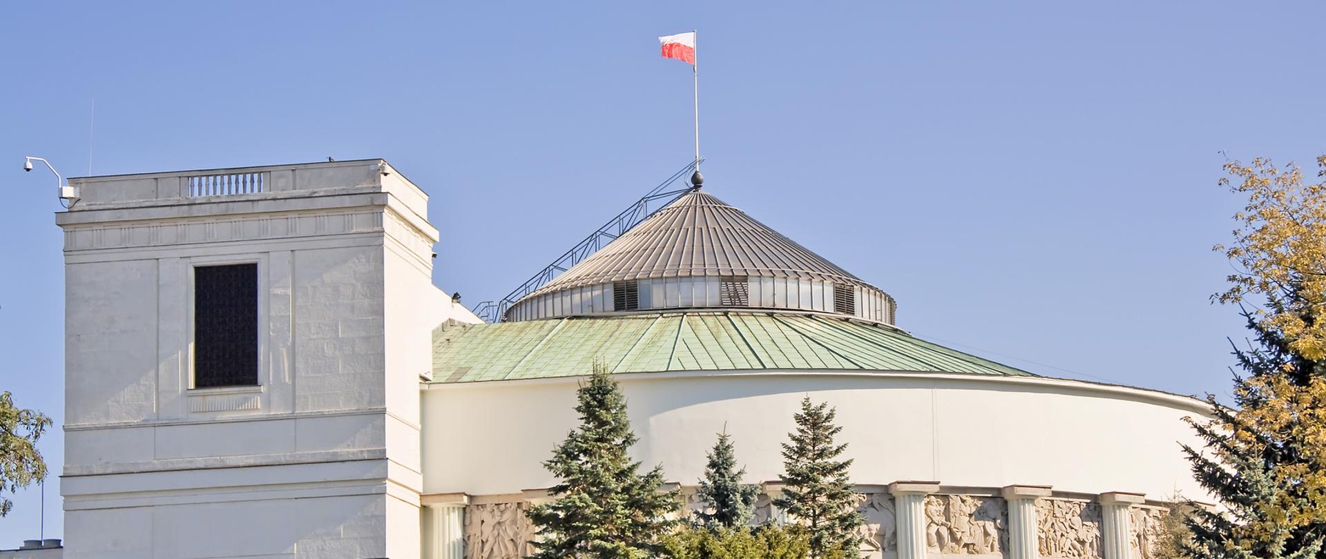 Budynek Sejmu RP z powiewającą flagą biało czerwoną 