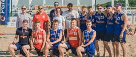 Minister Sportu, Artur siódmiak i szczypiorniści z medalami na grupowym zdjęciu.