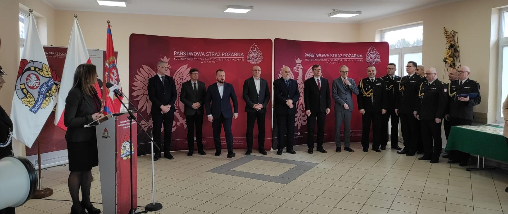 Na zdjęciu gospodarze oraz zaproszenie goście podczas wręczenia promes na zakup samochodów ratowniczo-gaśniczych Lipowiec 2023