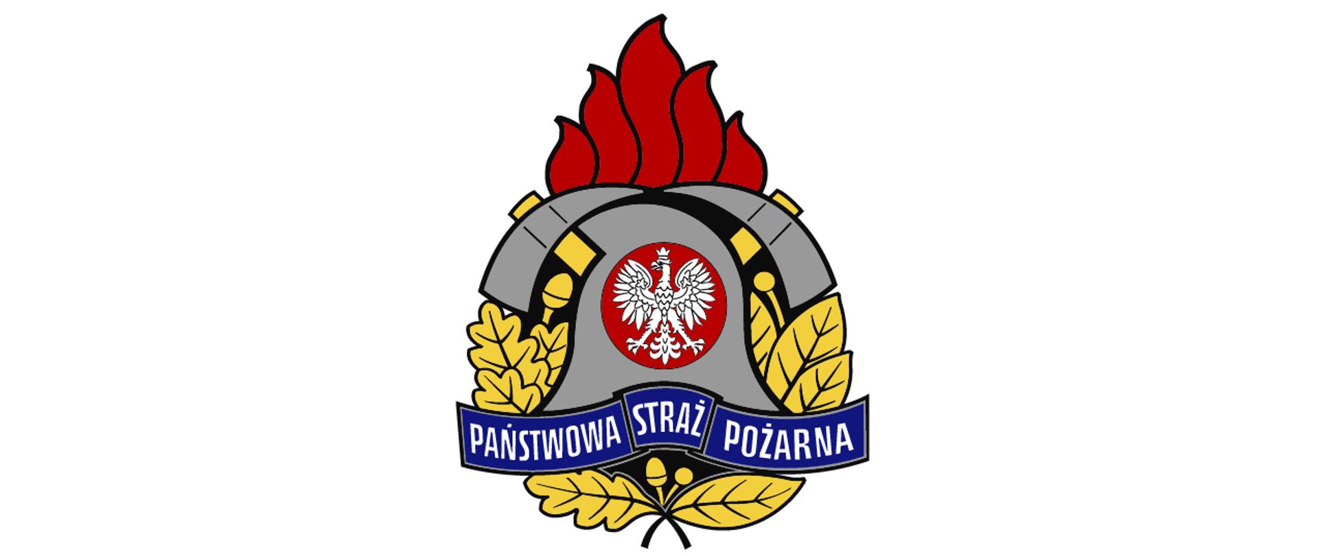 Logo Państwowej Straży Pożarnej w wersji kolorowej. Biały napis Państwowa Straż Pożarna na wstędze koloru kobaltowego. Powyżej historyczny hełm strażacki z godłem Państwa Polskiego - Orłem Białym umieszczonym na tle czerwonego koła. Hełm otaczają od góry dwa historyczne toporki strażackie osadzone na drzewcach koloru złotego. Nad toporkami czerwone płomienie. Poniżej napisu oraz z lewej i prawej strony hełmu znajuje się wieniec wieniec koloru złotego z liści i owoców dębu oraz wawrzynu.