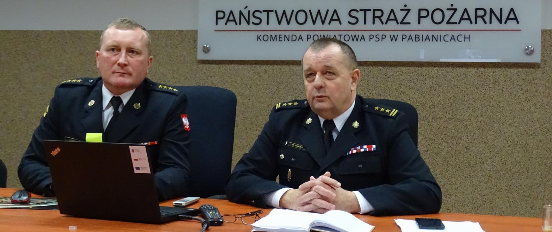 Na zdjęciu Komendant Powiatowy PSP w Pabianicach wraz Zastępcą podczas wideokonferencji dot. podsumowania działań realizowanych w 2021 r.