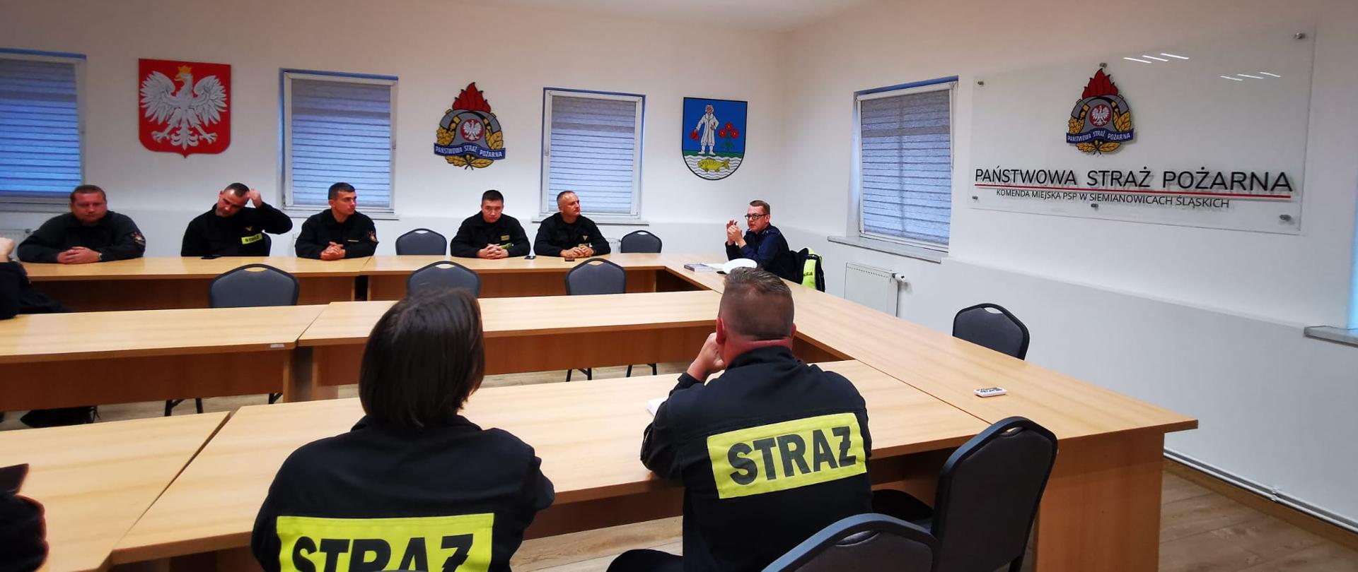 Szkolenie dla strażaków prowadzone przez policjanta z KM Policji w Siemianowicach Śląskich 