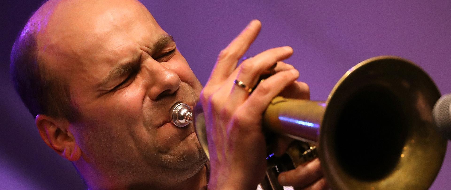 prof. dr hab. Tomasz Kudyk (trąbka jazzowa) - Akademia Muzyczna im. Krzysztofa Pendereckiego w Krakowie
Polski trębacz jazzowy, kompozytor, aranżer i producent. Absolwent Akademii Muzycznej w Krakowie. Jazz stał się jego pasją już w szkole średniej, na co niewątpliwie miał wpływ jego ojciec – Jan Kudyk (lider Jazz Band Ball Orchestra). Zdobywał doświadczenie poprzez naukę wyniesioną z domu, udział w warsztatach jazzowych i kontakt ze środowiskiem muzycznym.