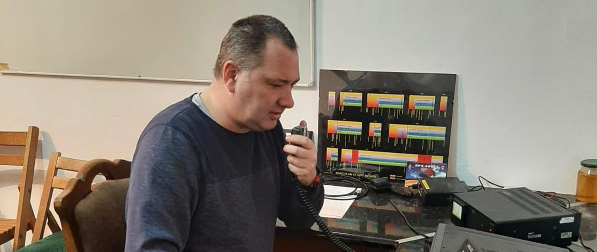 Funkcjonariusz nadaje fonią treści dotyczące spraw związanych z kampanią czujka na straży Twojego bezpieczeństwa