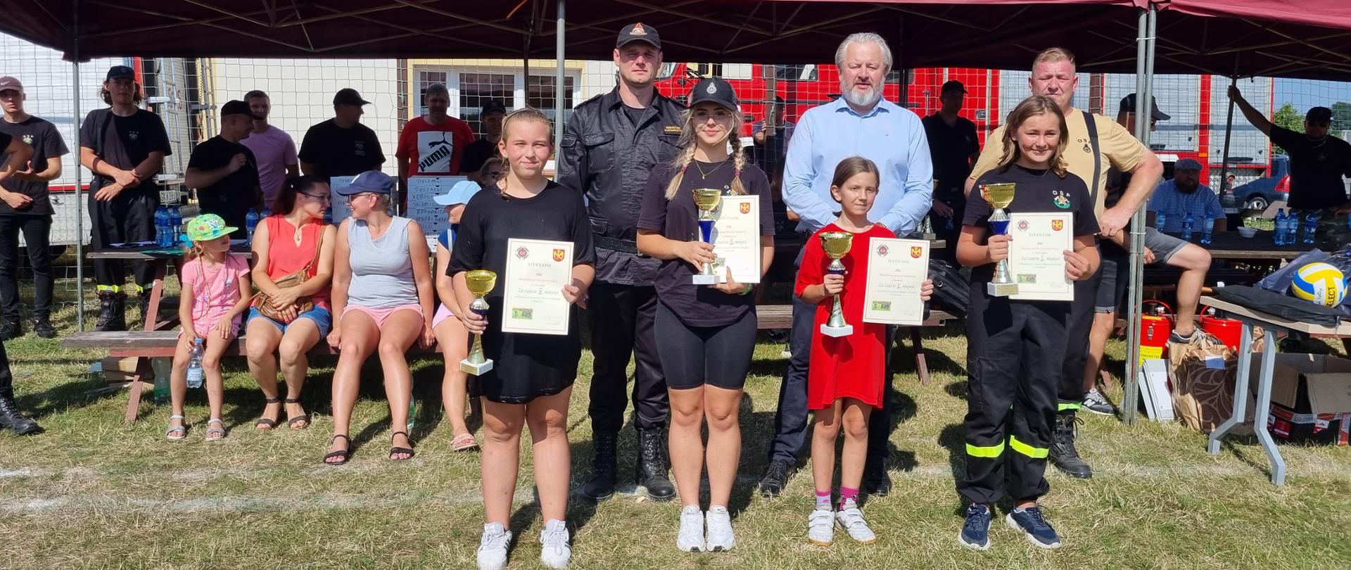 Goście wręczają puchary dla MDP