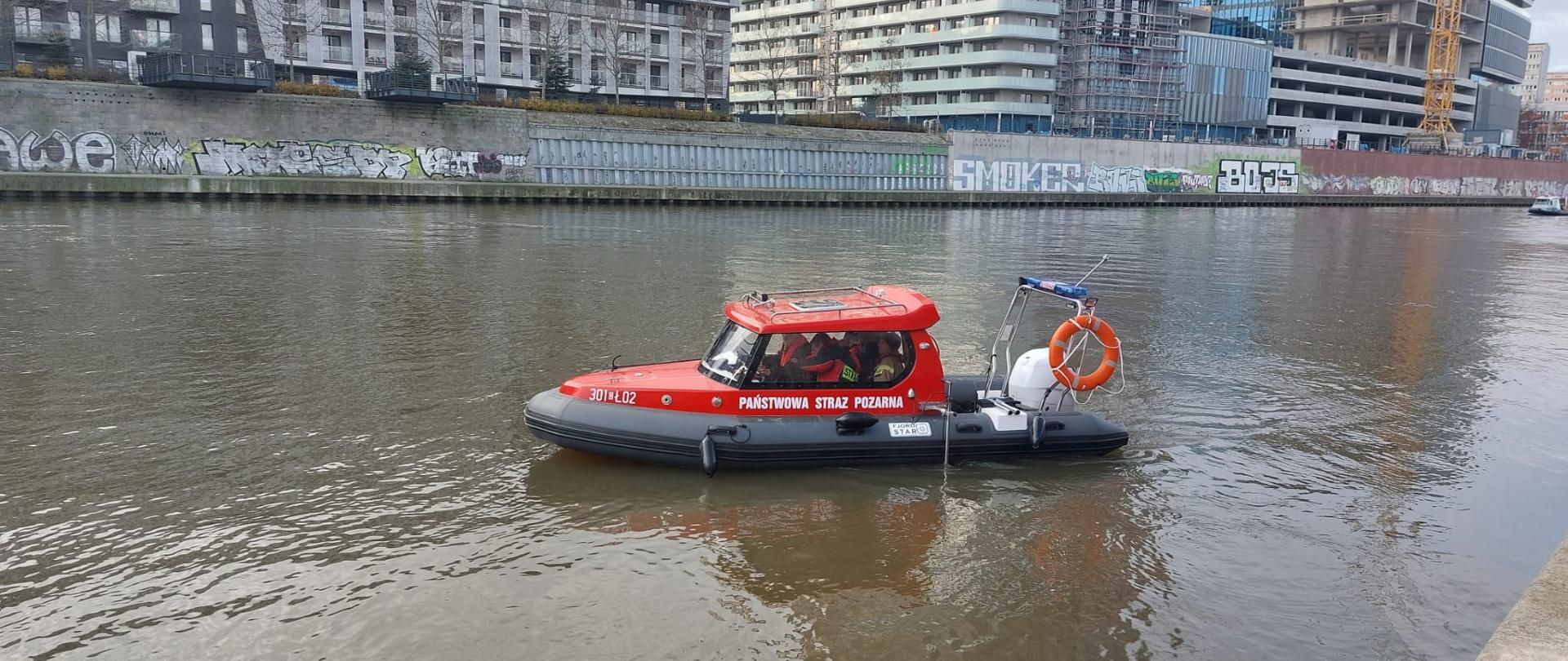 Działania wrocławskich strażaków na rzece Odrze