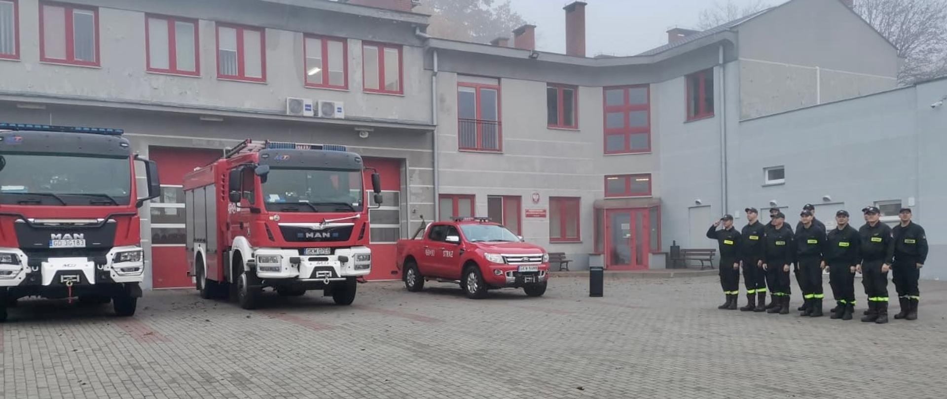 Strażacy z KP PSP w Kwidzynie śpiewają hymn państwowy.