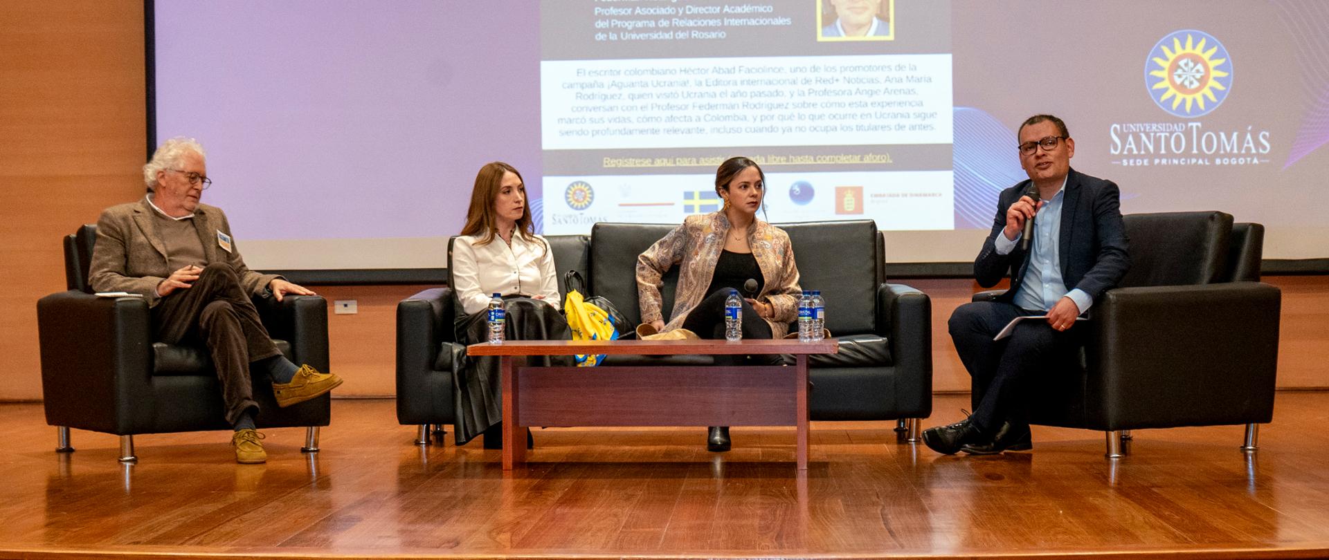 Profesor Federmán Rodríguez z Wydziału Stosunków Międzynarodowych Uniwersytetu Rosario rozpoczyna dyskusję wraz z trzema panelistami: pisarzem Héctorem Abadem Faciolince, dziennikarką Aną Maríą Rodríguez i profesor Angie Arenas.