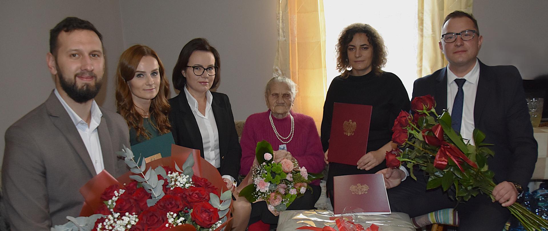 Na zdjęciu widać kobiety i mężczyzn wraz z Jubilatką