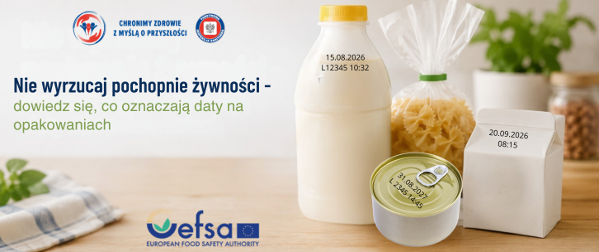 Grafika przedstawia produkty spożywcze ustawione na drewnianym blacie z widocznymi oznaczeniami dat na opakowaniach: butelkę mleka, makaron, puszkę i karton. Po lewej stronie znajduje się tytuł: „Nie wyrzucaj pochopnie żywności – dowiedz się, co oznaczają daty na opakowaniach”. U góry logo Państwowej Inspekcji Sanitarnej wraz z hasłem: Chronimy zdrowie z myślą o przyszłości". Poniżej hasło: Nie wyrzucaj pochopnie żywności - dowiedz się, co oznaczają daty na opakowaniach oraz logo Europejskiego Urzędu ds. Bezpieczeństwa żywności. 