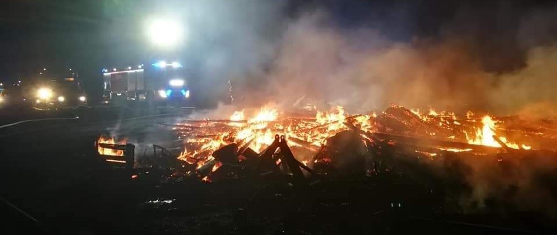 Na zdjęciu pożar stodoły w miejscowości Mątawy. W tle samochody ratowniczo-gaśnicze.