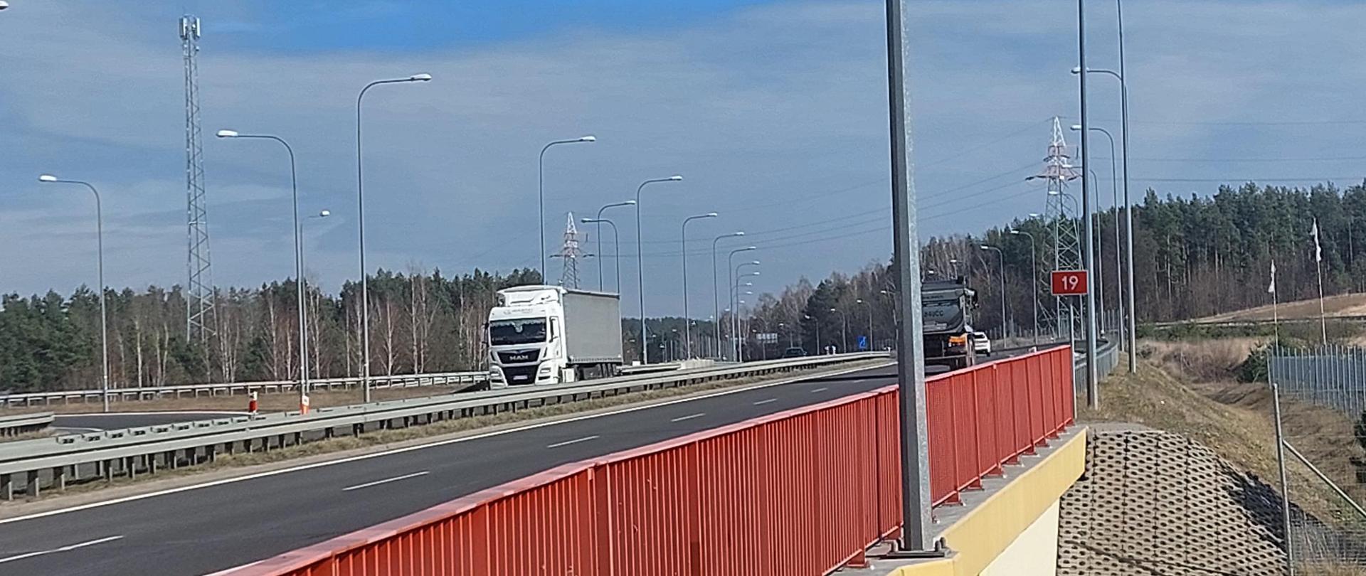 Tiry w obu kierunkach na moście w ciągu DK19 ; 